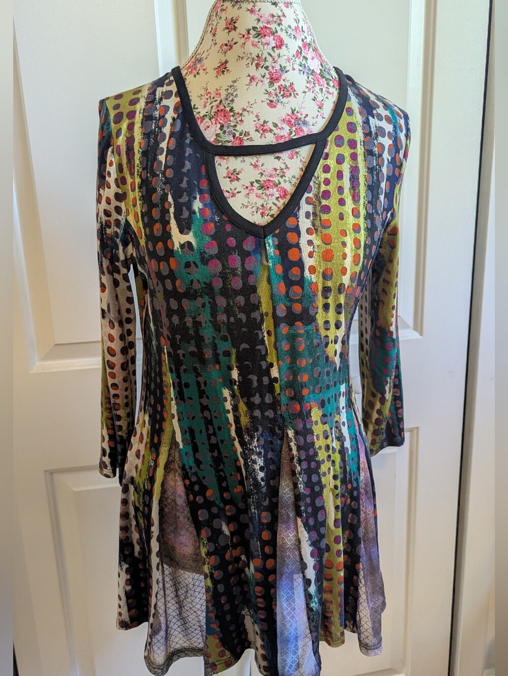 Lynn Ritchie Silver size Medium Women's Multicolor V-Neck Printed Tunic Top